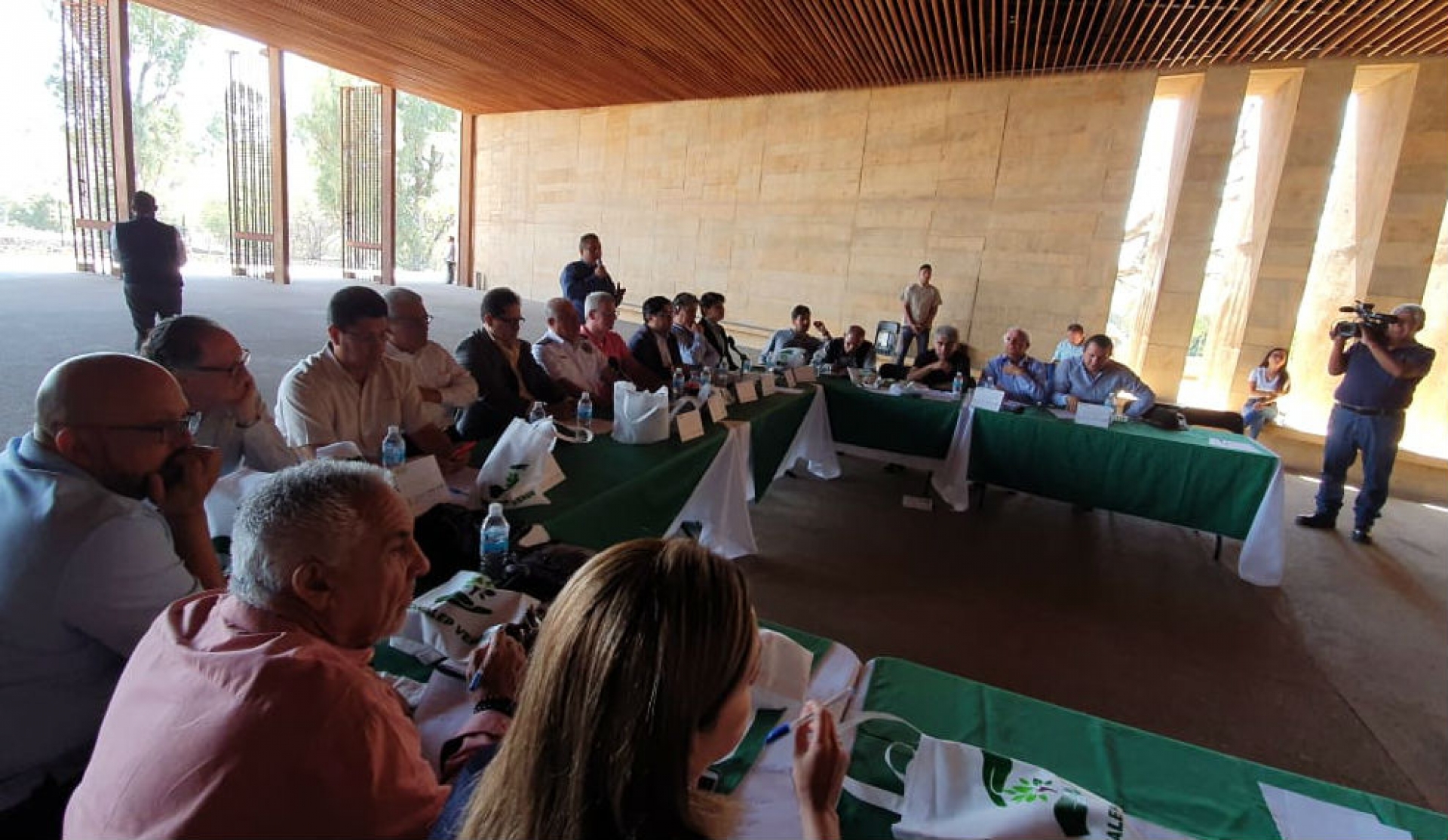 Empresarios se reúnen con el comisionado estatal de seguridad