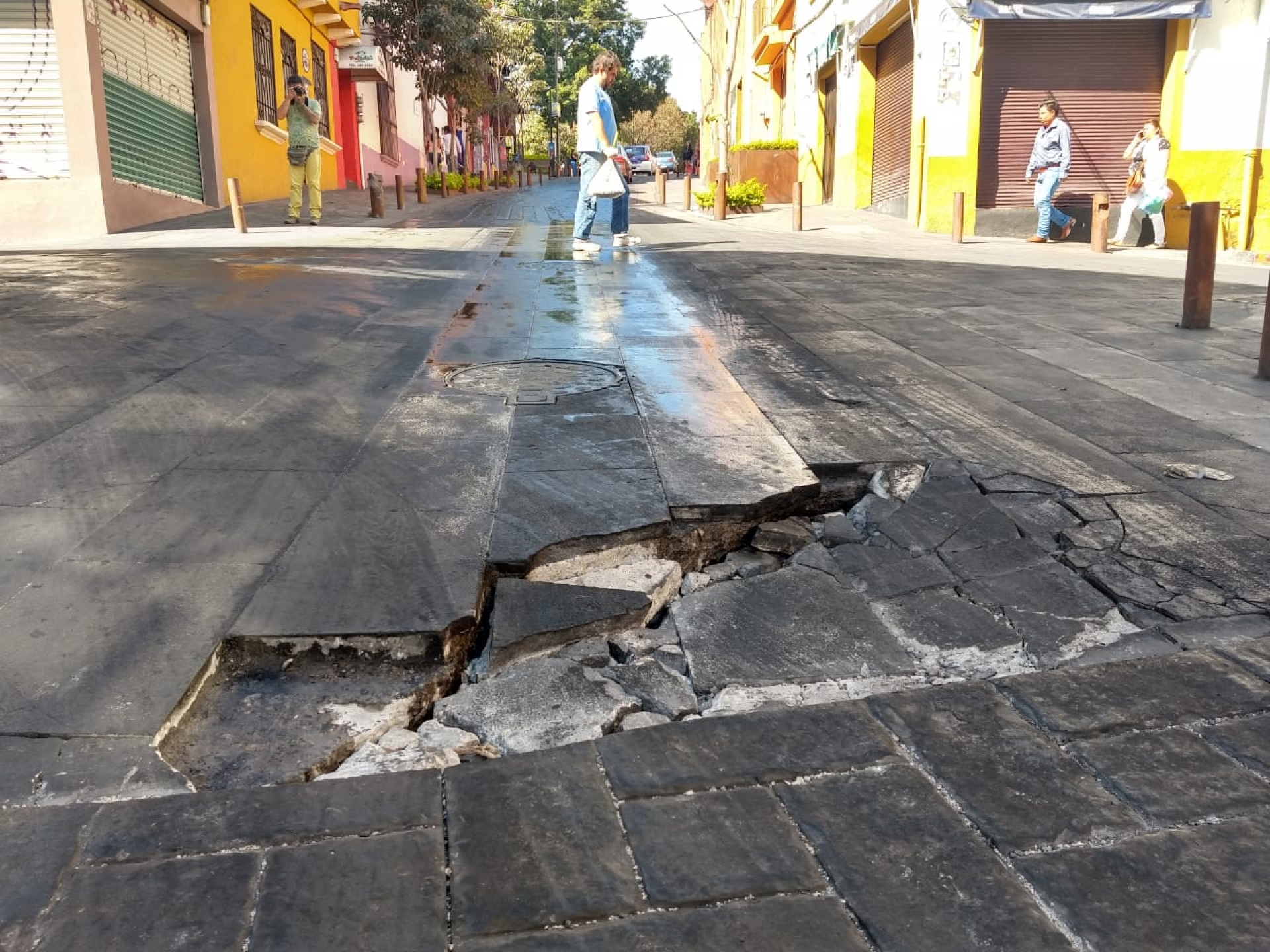 Surge bache en la calle Gutenberg, en el centro de Cuernavaca