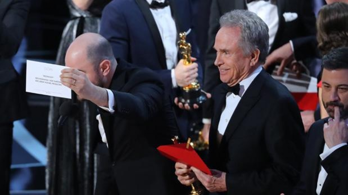 Tras error al estilo Miss Universo dan a 'Moonlight' Oscar a mejor Película
