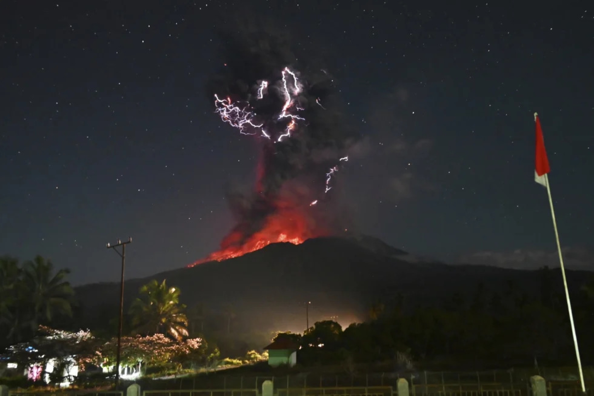 Erupción volcánica en isla de Flores provoca alerta máxima en Indonesia