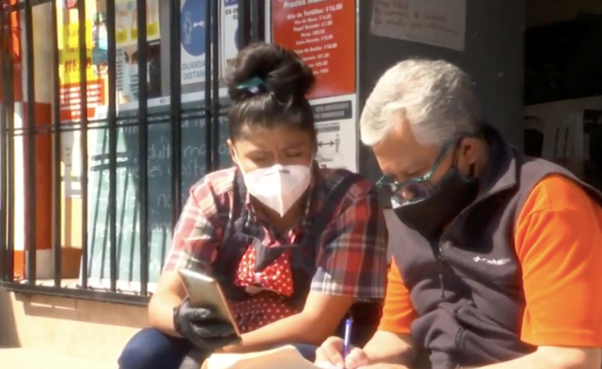 Tortillería que apoyó a niños durante clases virtuales, ahora registra a los abuelitos para vacunación