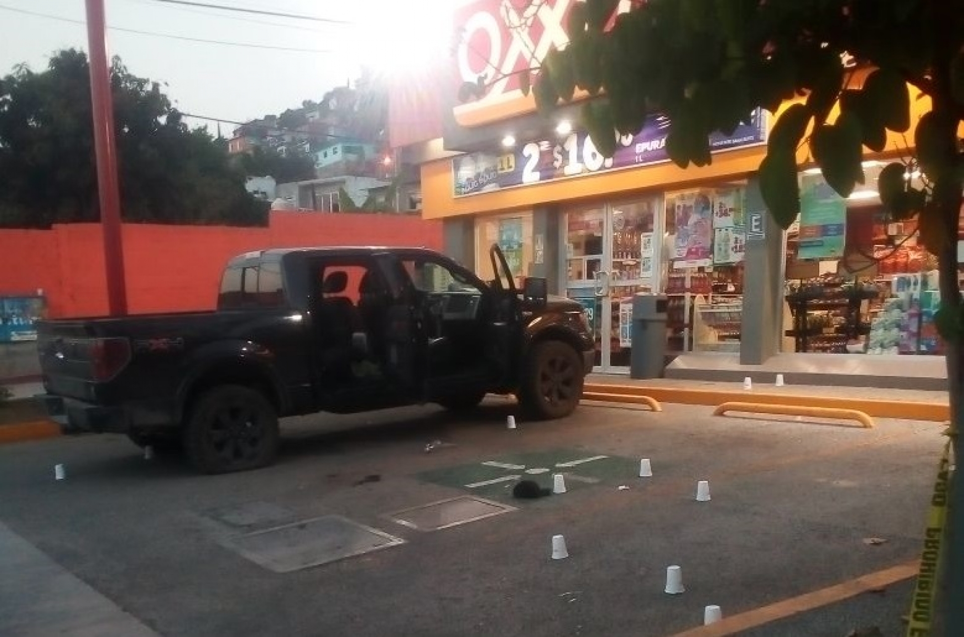 Acribillan a un policía federal y un exagente afuera de una tienda