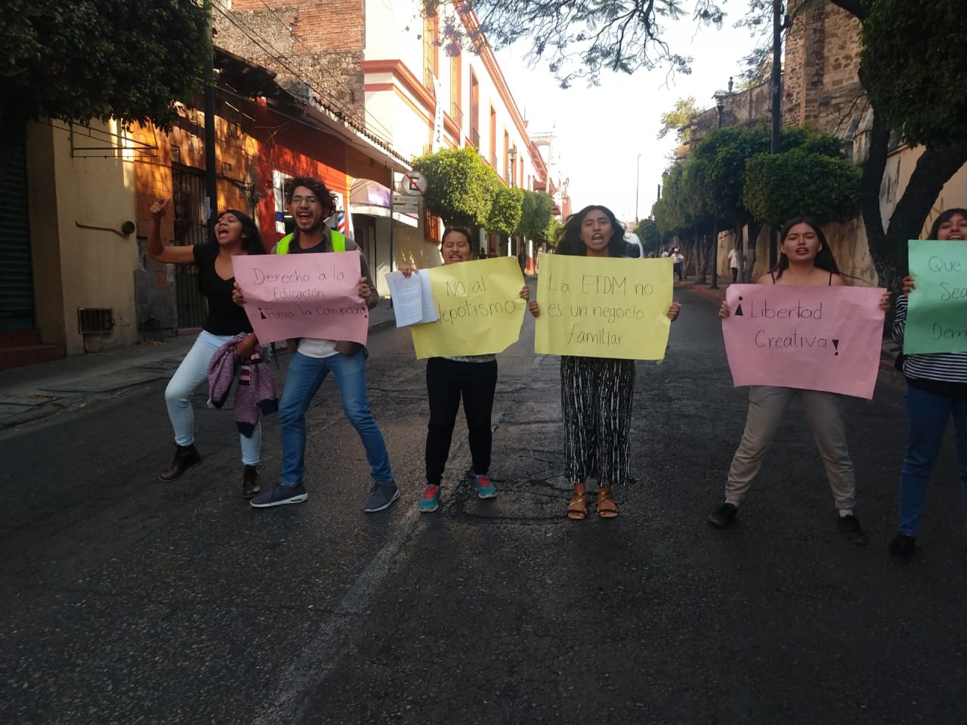 Protestan estudiantes de la Escuela de Teatro, Danza y Música de la UAEM