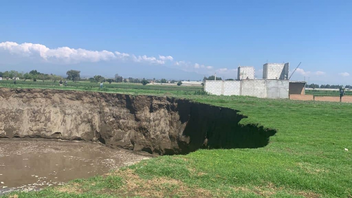 Se abrió la tierra en Puebla: ¿Qué se sabe del socavón gigante?