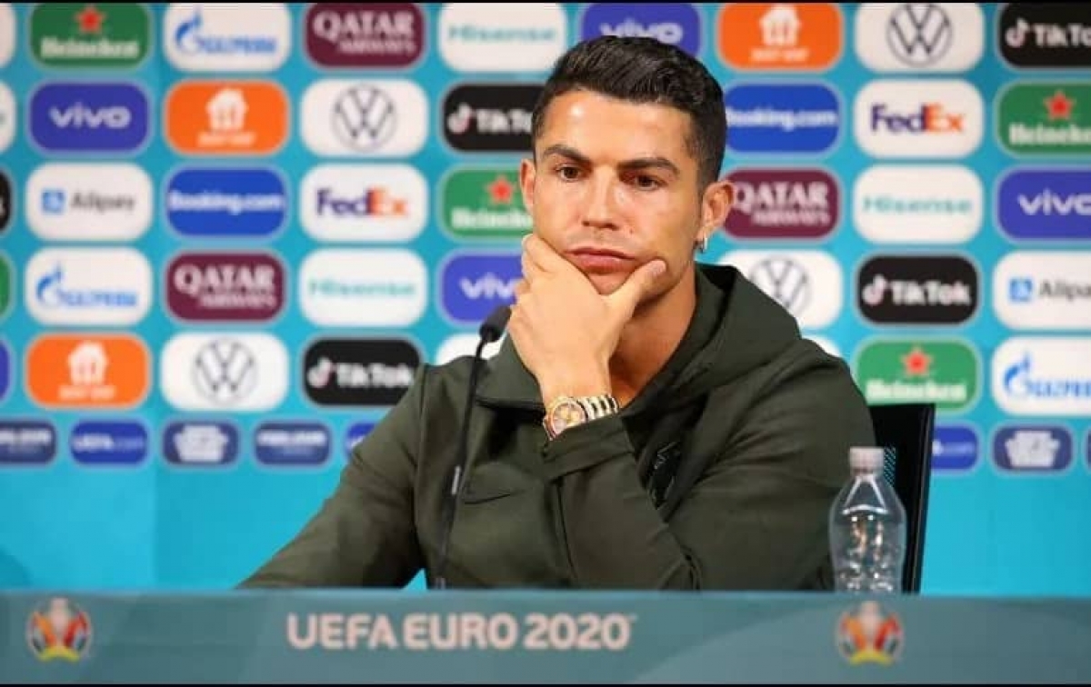 Cristiano Ronaldo desprecia Coca-Cola por una botella de agua