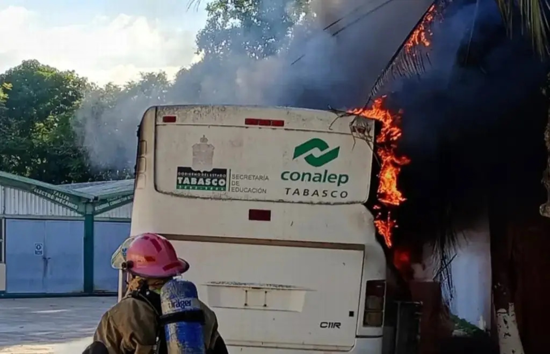 Tabasco: estudiantes del Conalep incendian camión por falta de becas