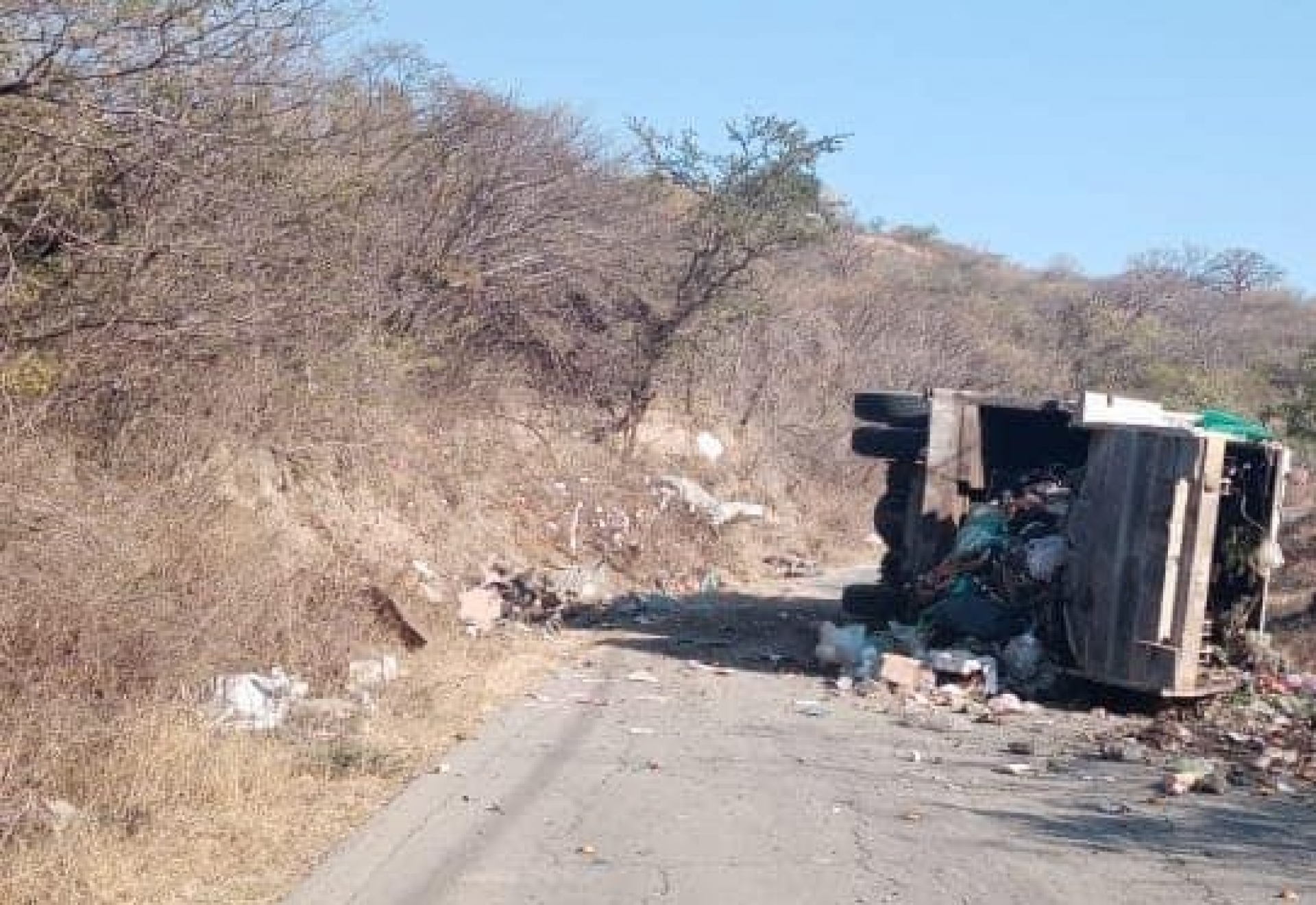 Tres personas perdieron la vida tras volcadura de camión de basura, en Jojutla