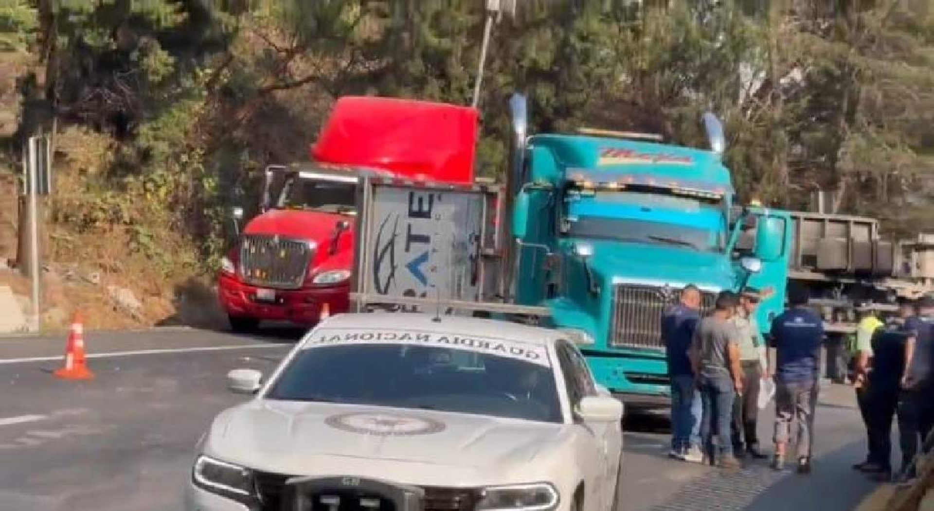 Vuelca tráiler cargado de fármacos en “La Pera”