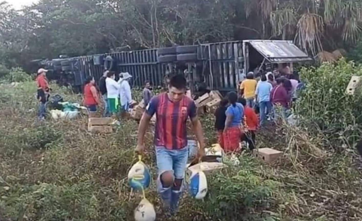 Rapiña navideña, se vuelca tráiler de pavos y se los llevan para la cena