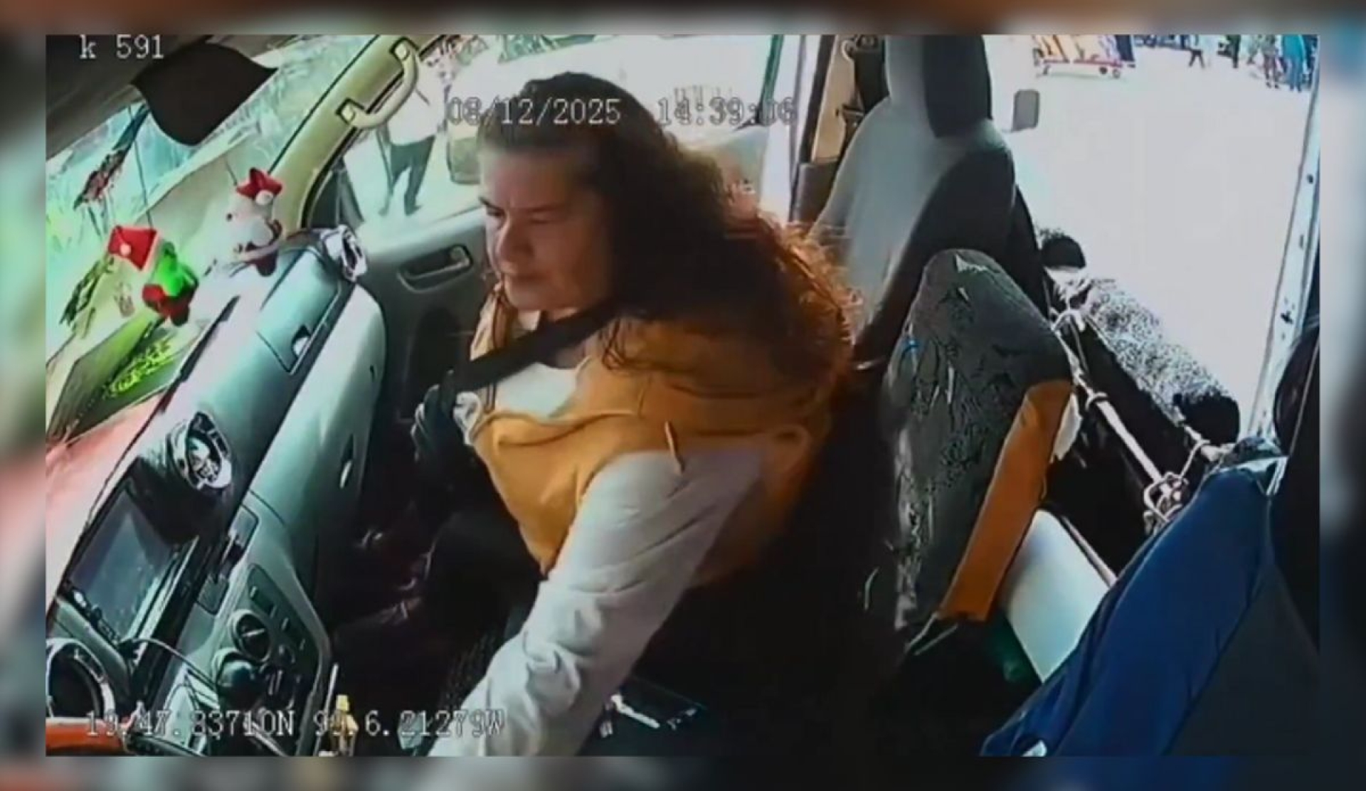 Video viral: pasajera roba a chofer en combi de Zumpango