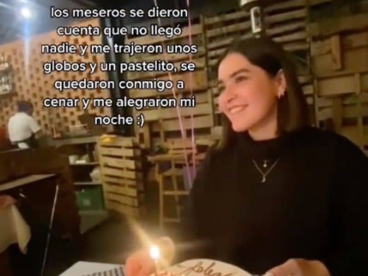 Sus "amigos" la dejan plantada en su cumpleaños y los meseros celebran con ella
