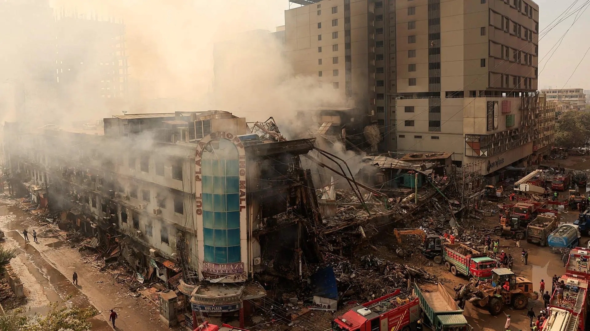 Incendio en centro comercial de Pakistán deja al menos 26 muertos