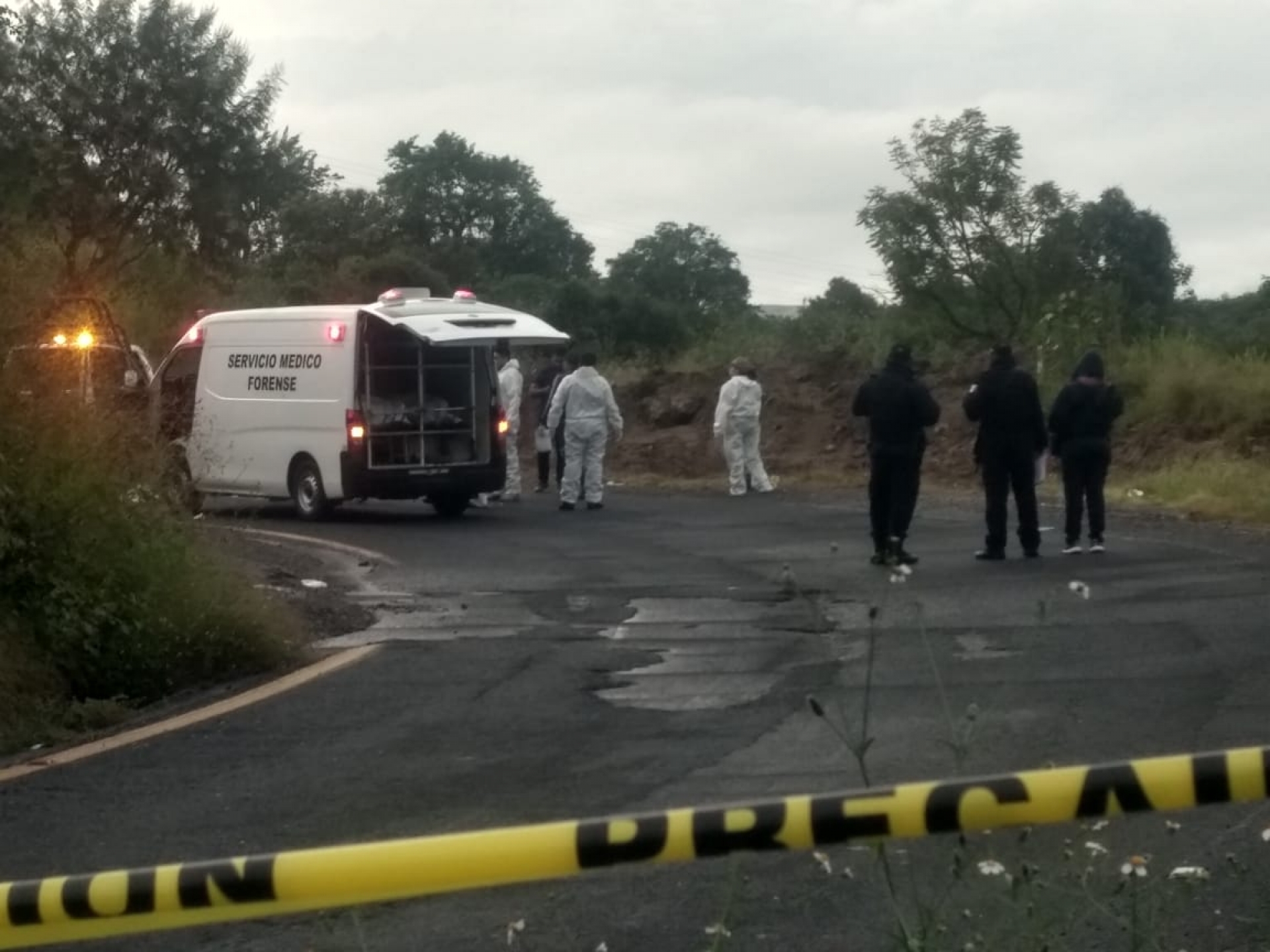 Hallan dos cadáveres decapitados en retorno de la autopista México-Acapulco