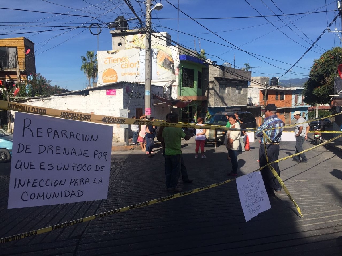 Vecinos de Atlacomulco exigen reparación de drenaje