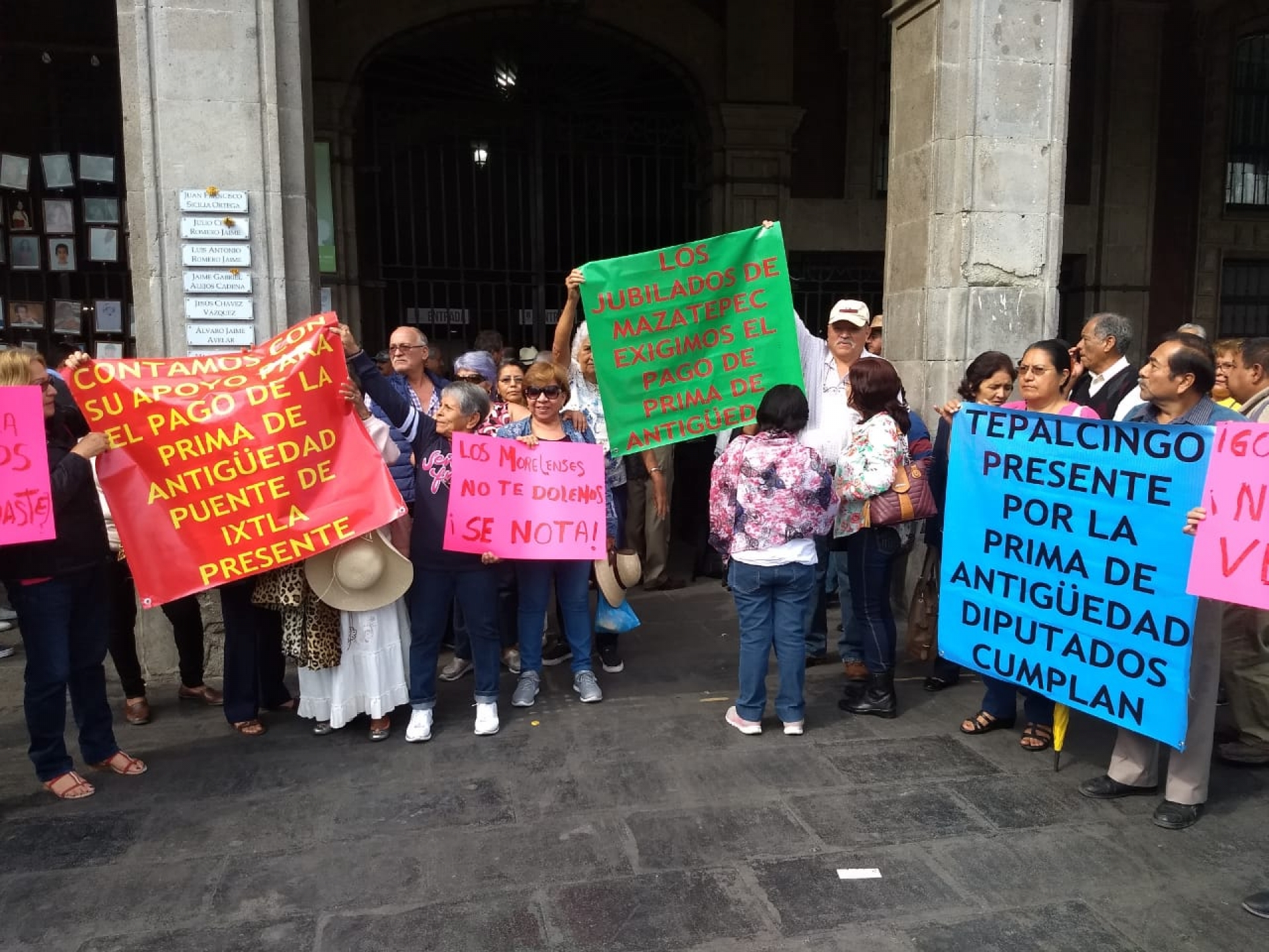 Maestros jubilados se manifiestan ante Palacio de Gobierno