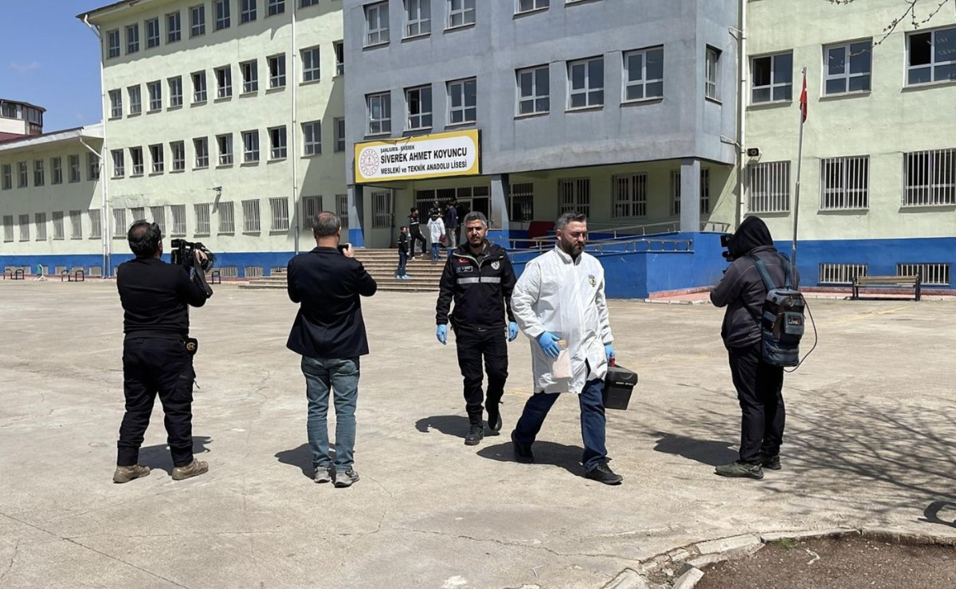 Tiroteo en colegio de Turquía deja 16 heridos; atacante se suicida
