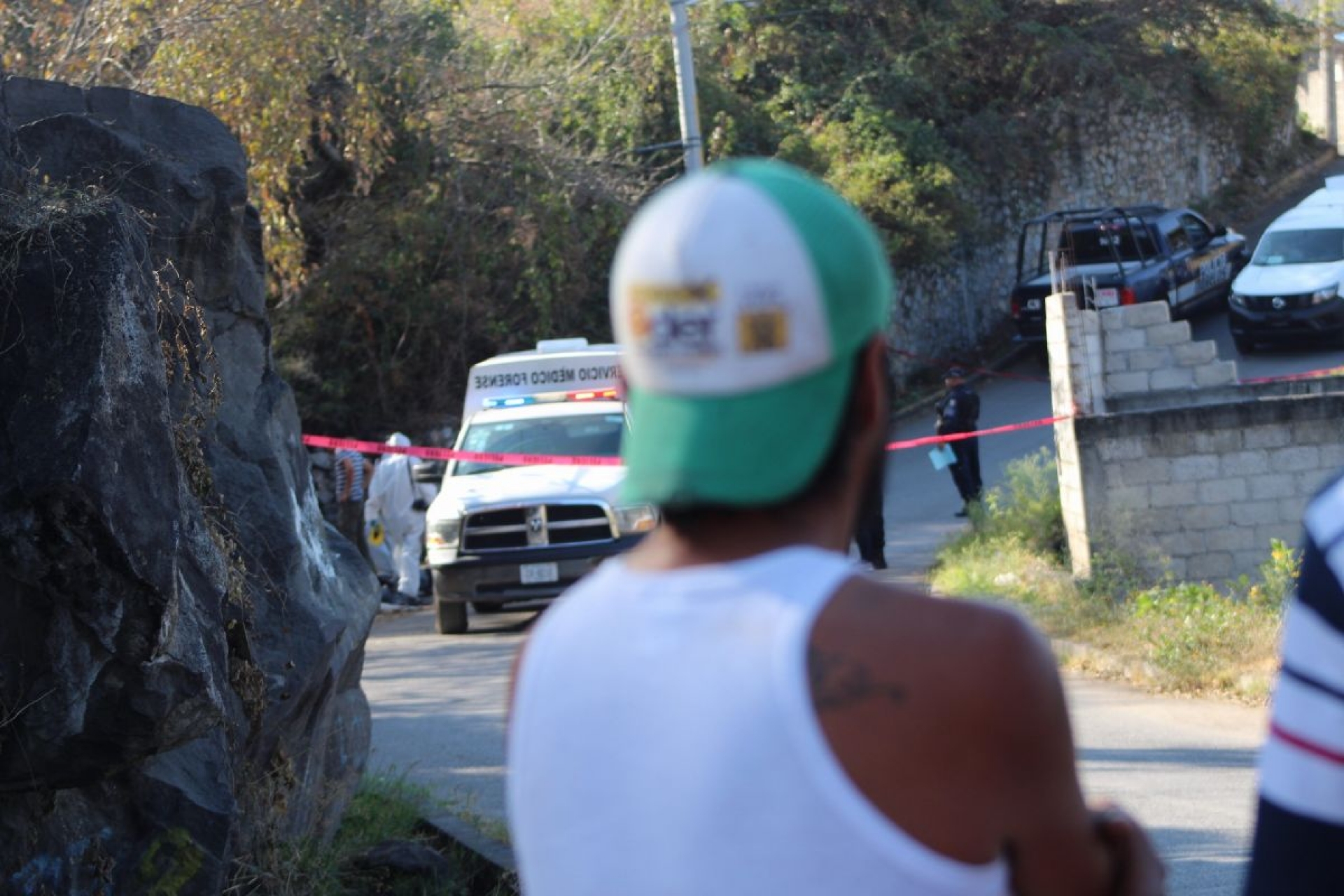 Dejan un cuerpo envuelto con una cobija