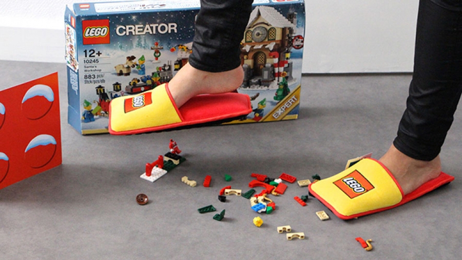 LEGO creó unas pantuflas para no lastimarnos con los bloques del suelo