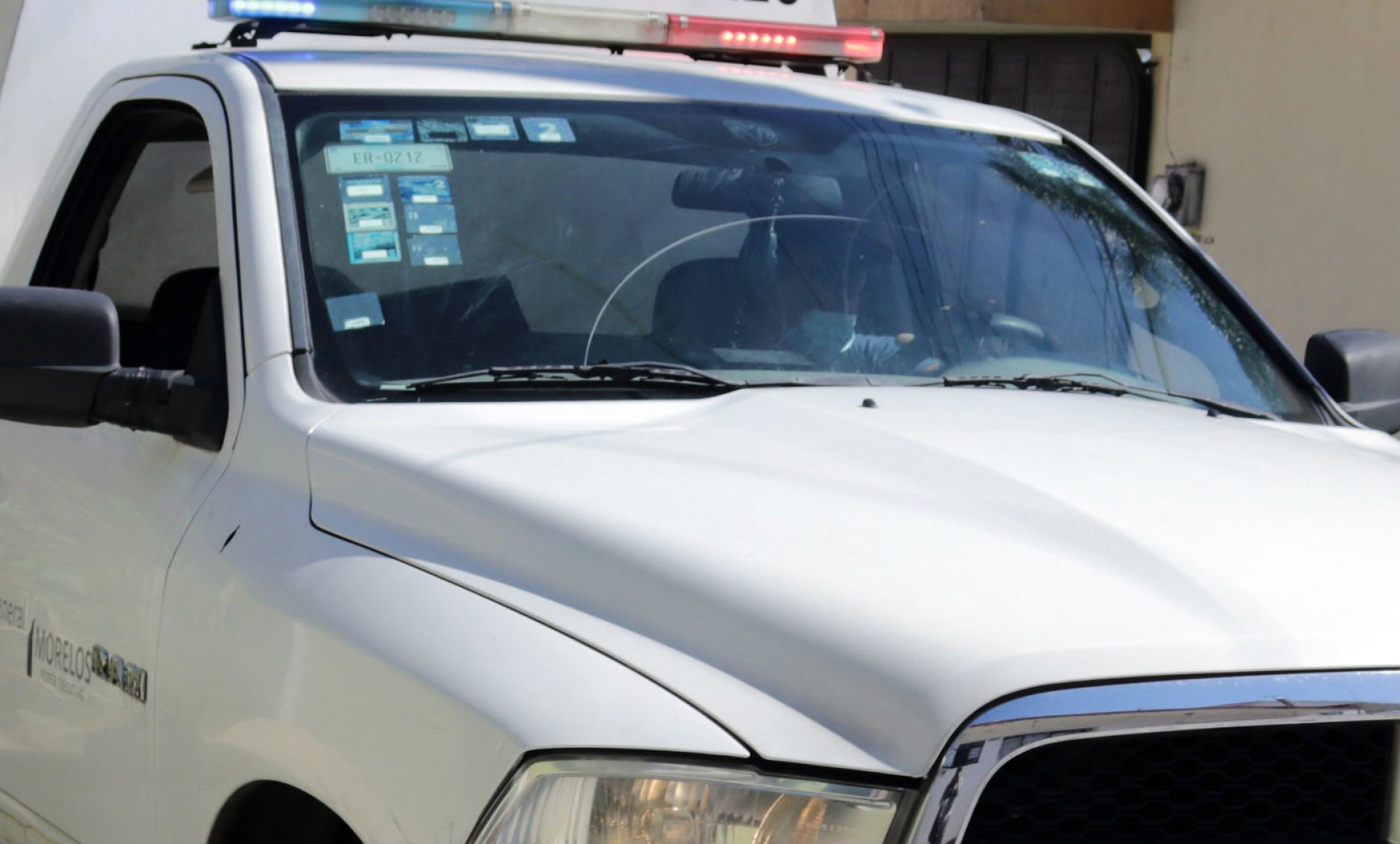 Roban patrulla afuera de vivienda de policía de investigación criminal, en Zacatepec