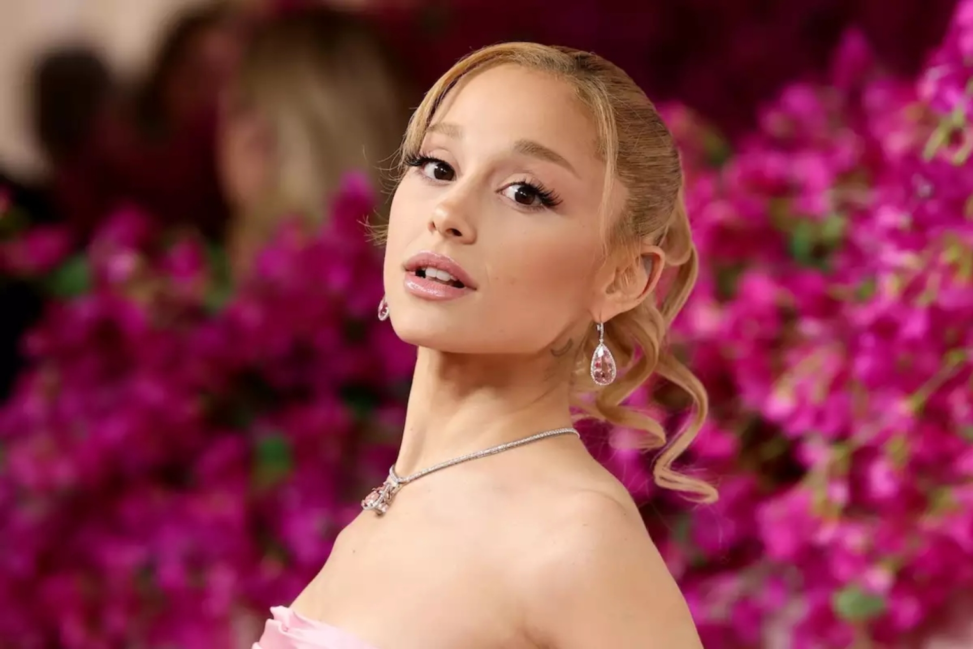 Ariana Grande da positivo a COVID-19 tras concluir la gira de promoción de Wicked: For Good