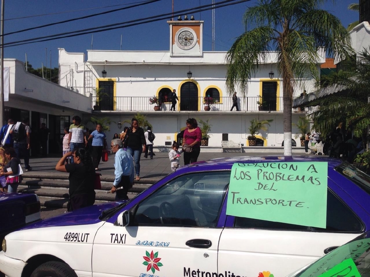 Taxistas de Temixco exigen un alto a abusos de policías de tránsito
