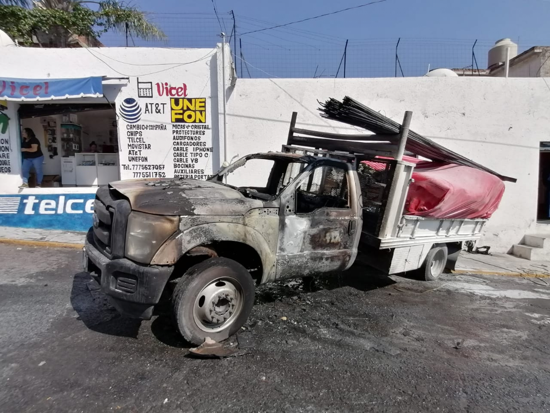 Se incendió camioneta de carga de materiales en la colonia Altavista