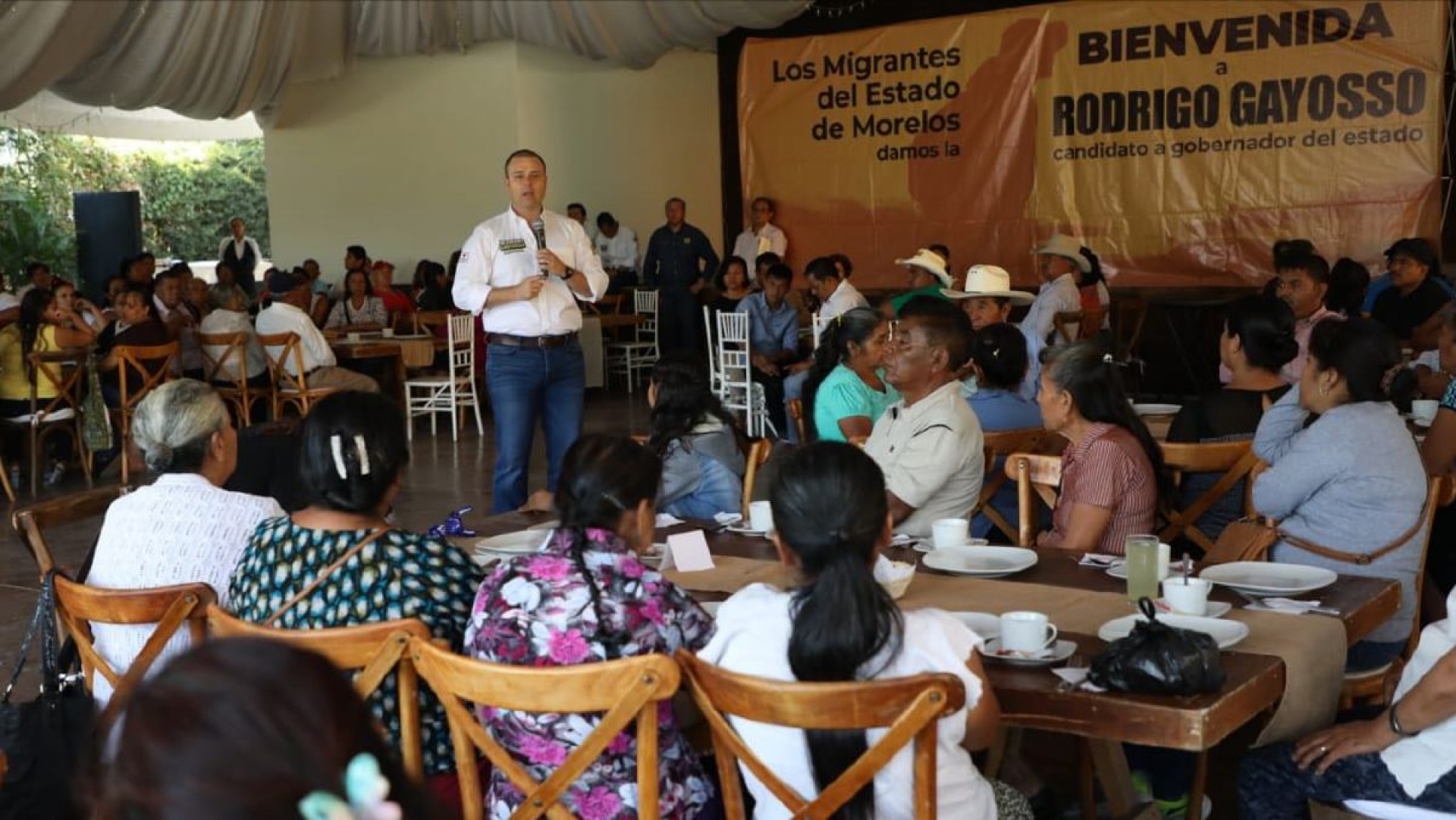 Promete Gayosso reunir a migrantes con sus familias