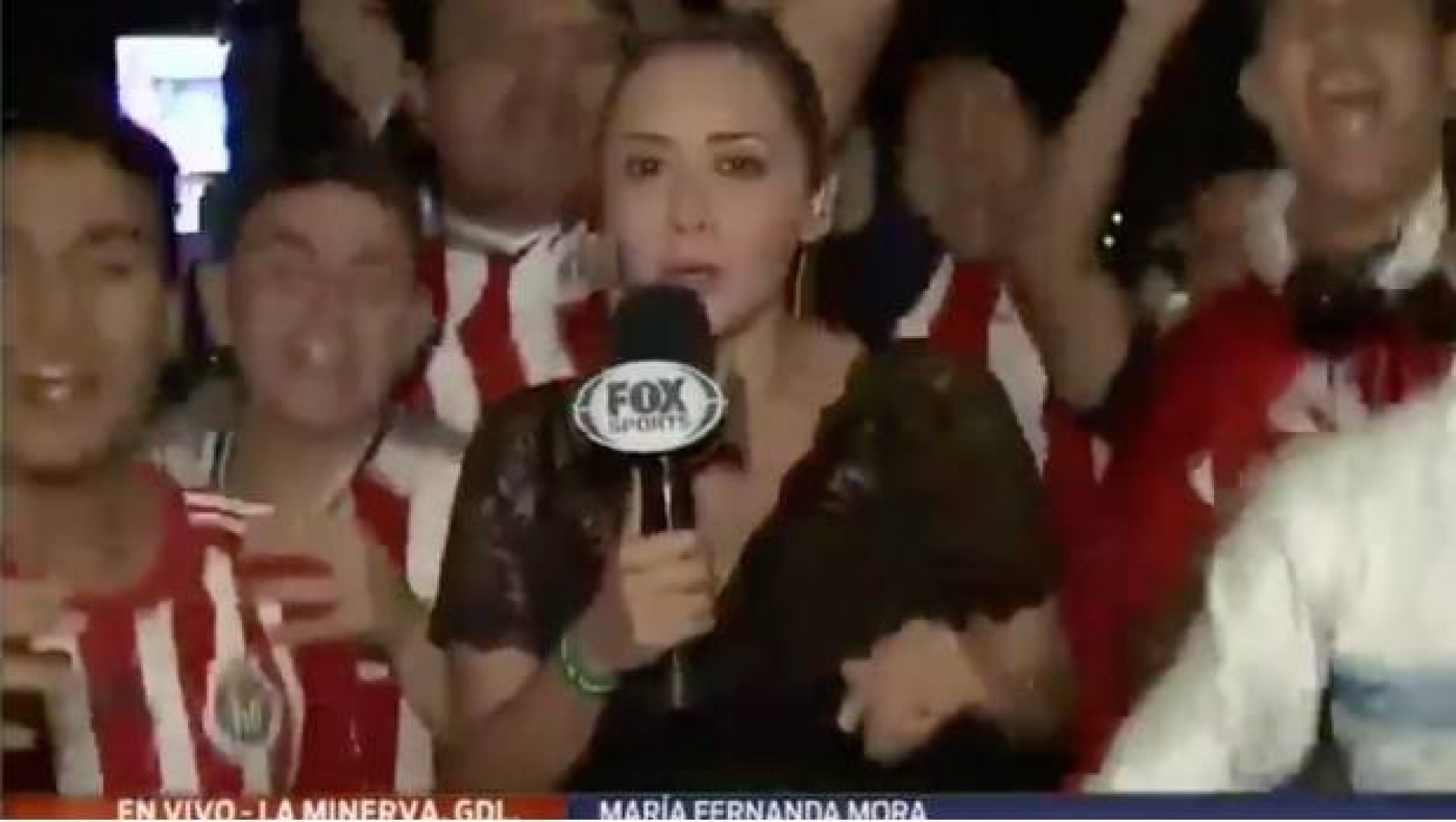 Reportera sufre acoso en plena transmisión de los festejos de Chivas (VIDEO)