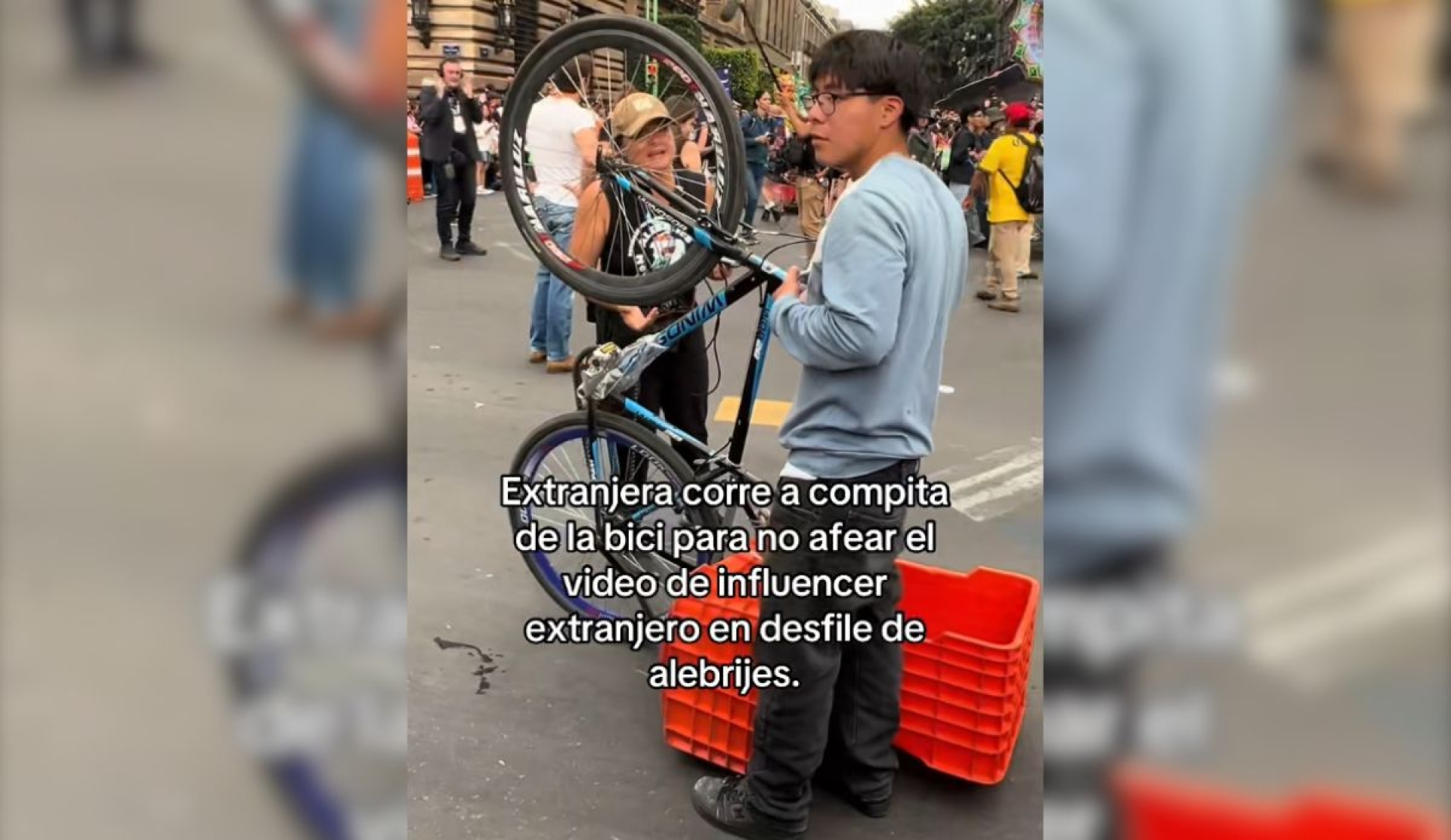 'Estás arruinando la toma': Staff de influencer expulsa a trabajador durante desfile de alebrijes en CDMX