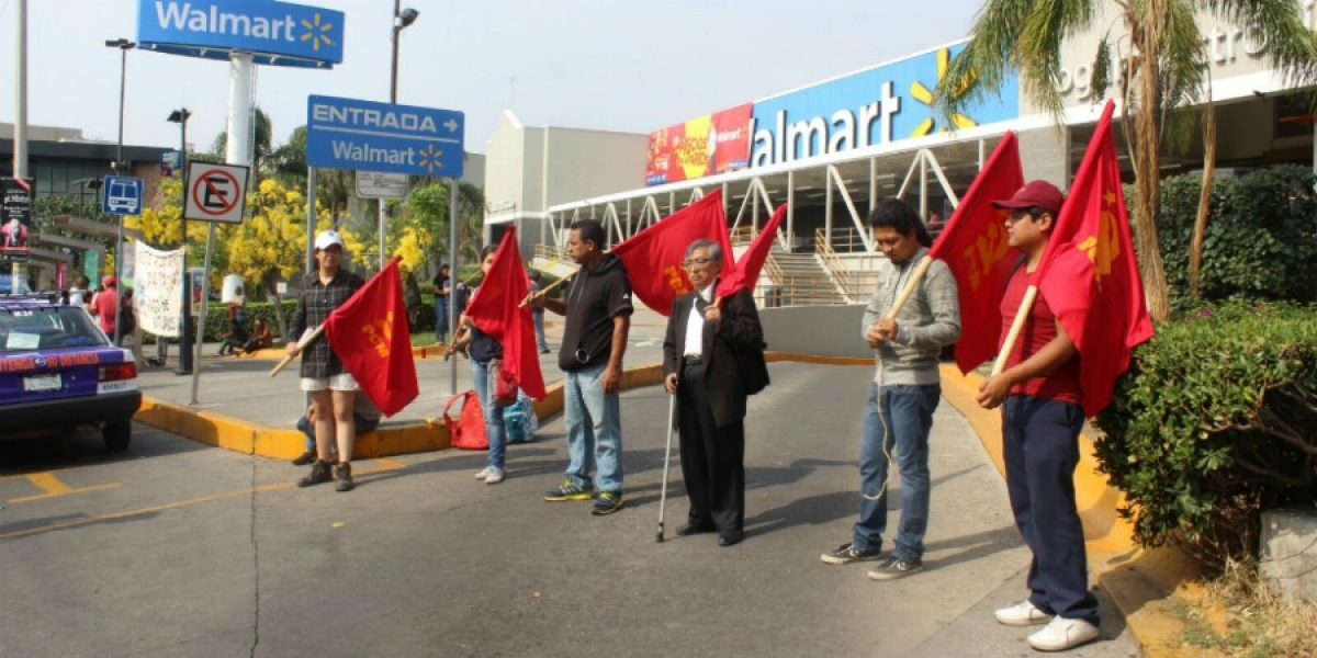 Protesta la Federación de Trabajadores Independientes en tienda de autoservicio