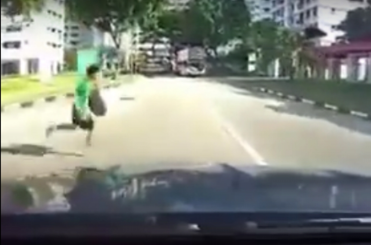 Un niño cruza la calle sin mirar y es atropellado de manera brutal por un auto