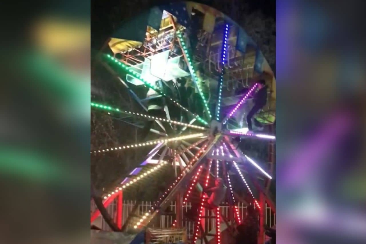 Juego de feria se descompone y deja de cabeza a cuatro niños