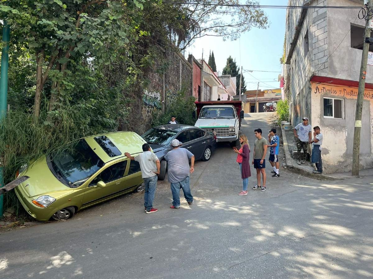 Camioneta sin frenos se impacta contra dos autos