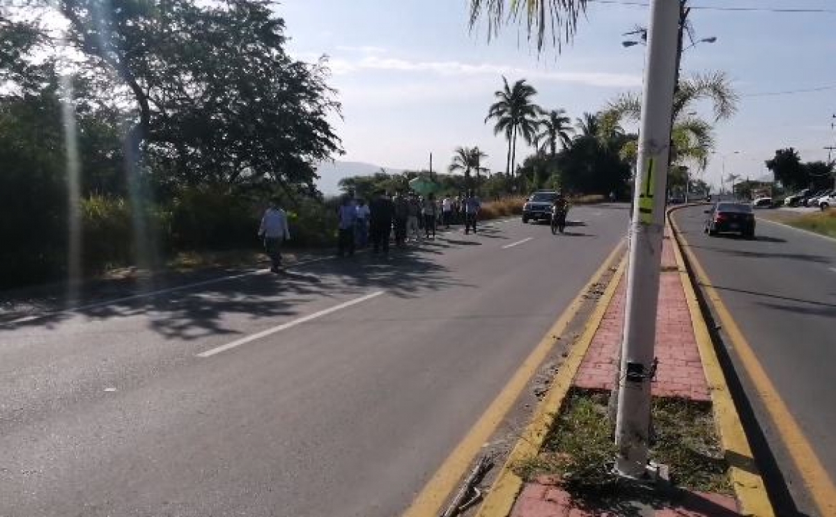 Bloquean carretera Jojutla-Alpuyeca; demandan agua potable