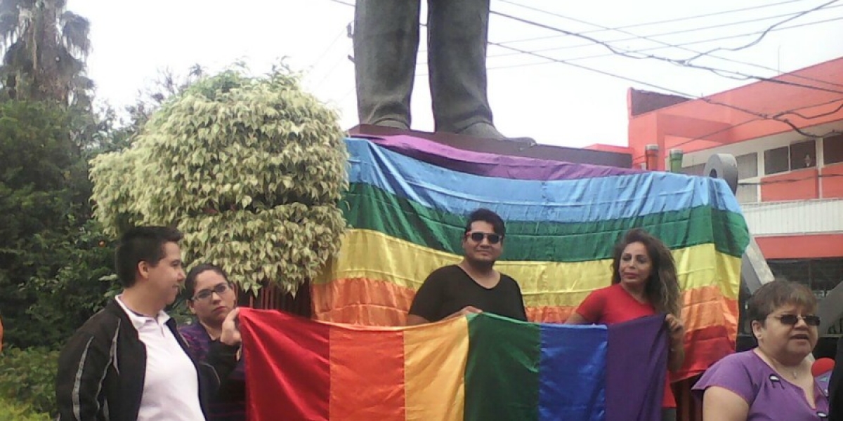 Se manifiestan integrantes del Comité Organizador de la Marcha de la Diversidad; denuncian discriminación