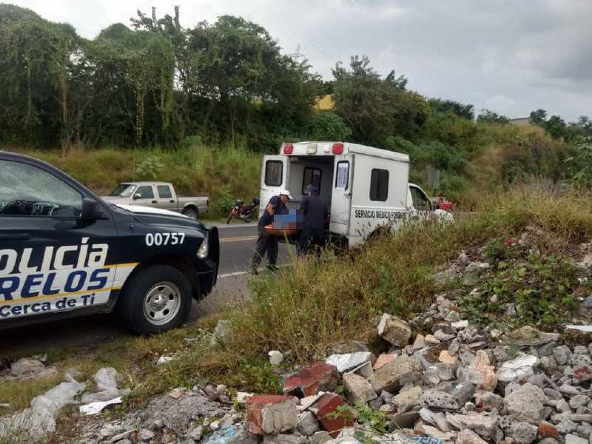 Hallan el cadáver de un joven en un terreno baldío, en Xochitepec