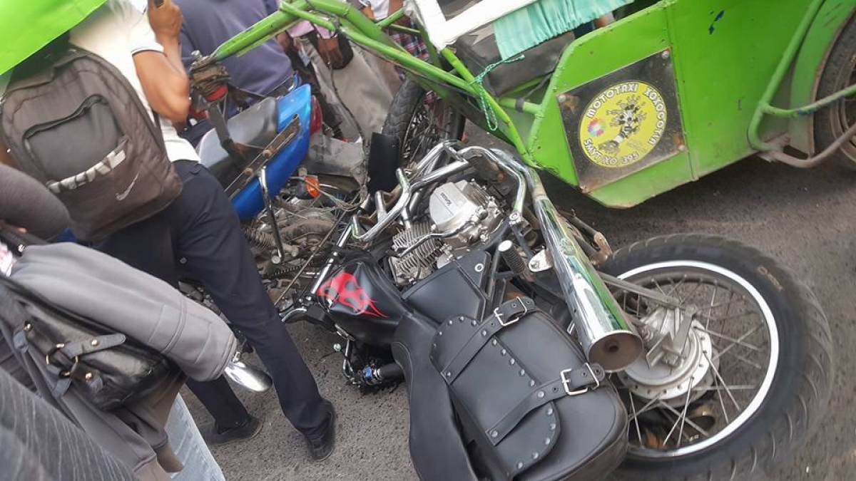 Un mototaxista terminó en el hospital tras un choque