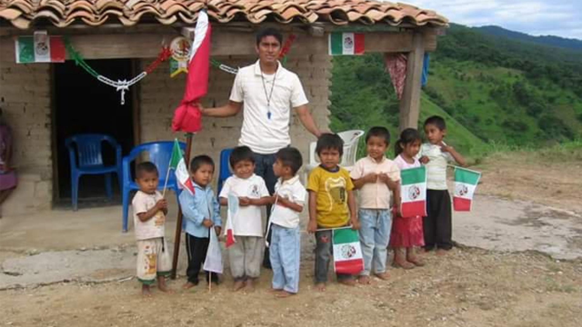 Conoce a Israel Campos: camina más de 3 horas para llegar a la escuela donde da clases