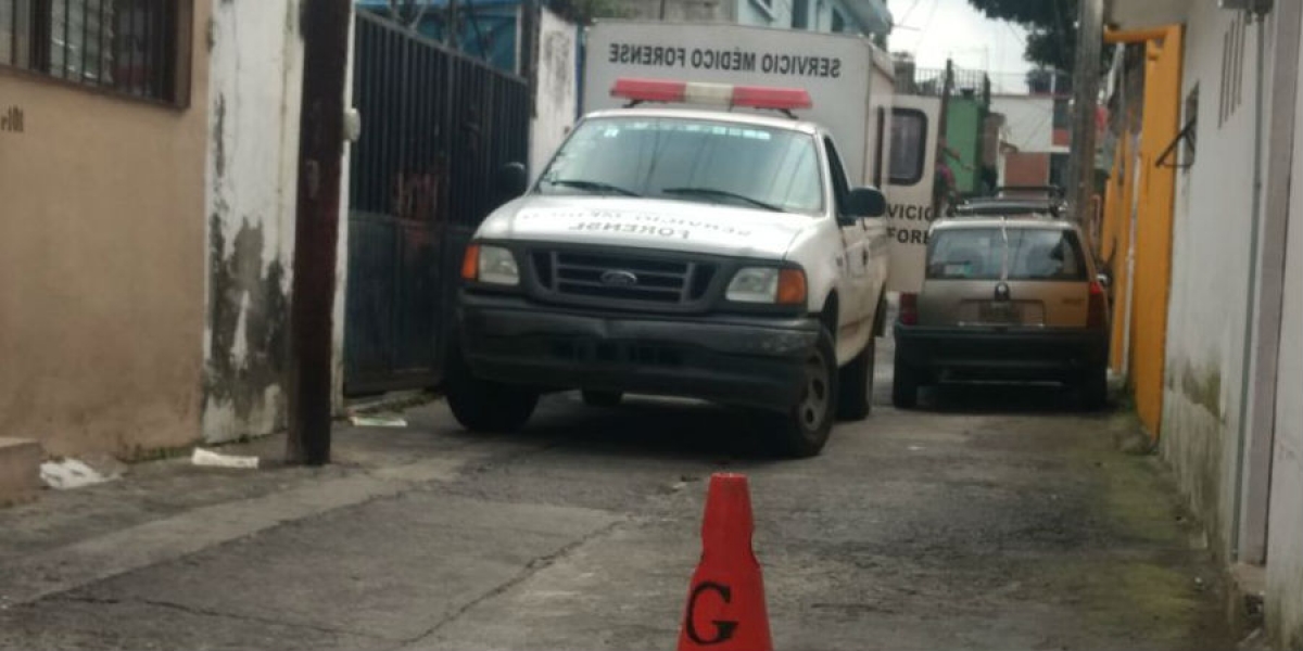 Encuentran a una mujer sin vida en una vecindad