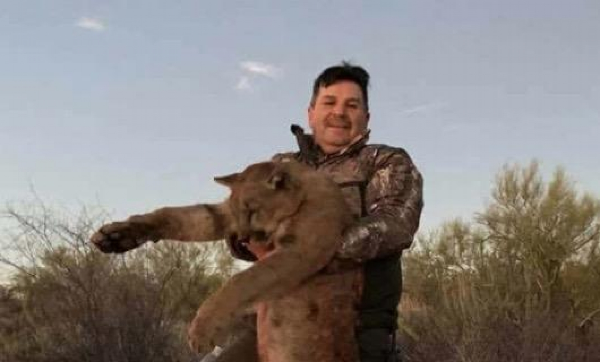 Ex alcalde de Montemorelos mata a un puma y lo presume