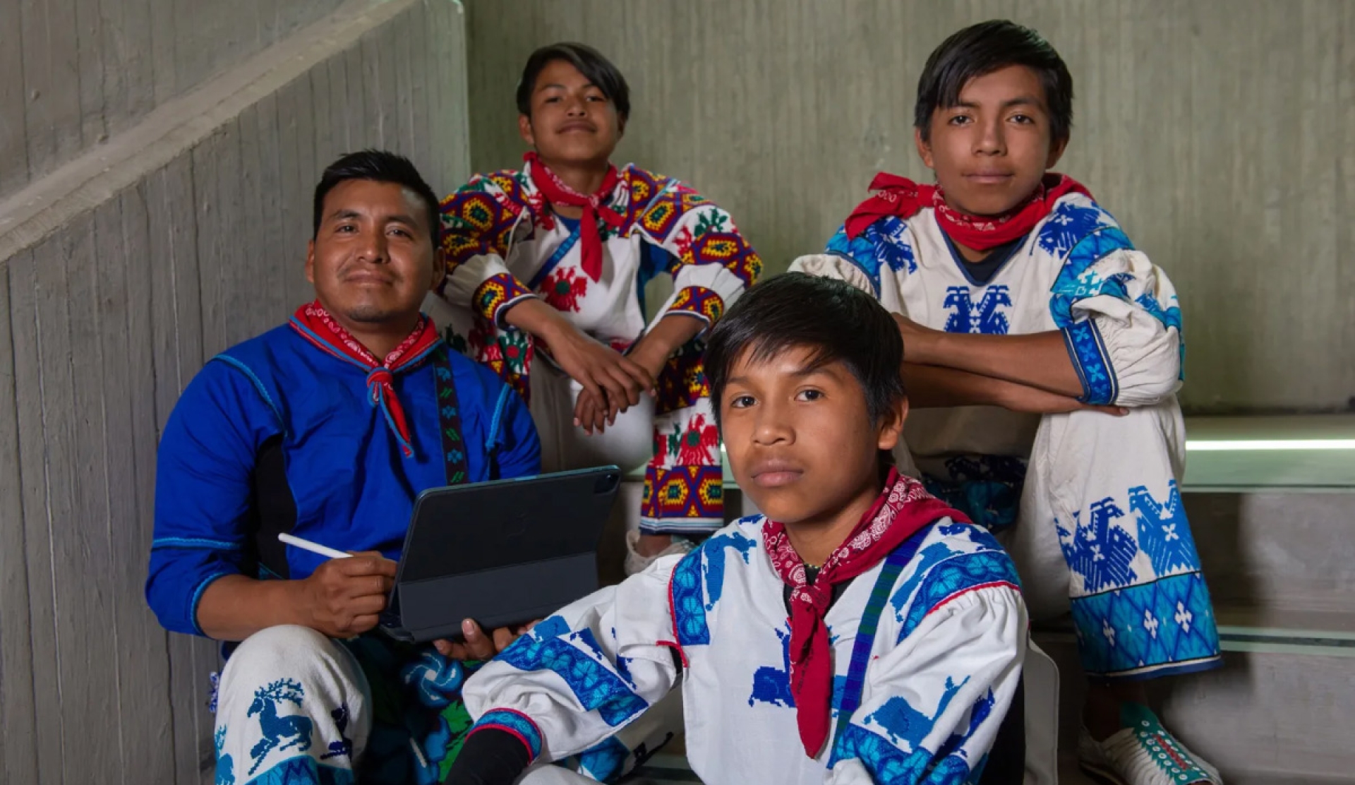 Jóvenes Wixárika usan tecnología Apple para preservar su cultura
