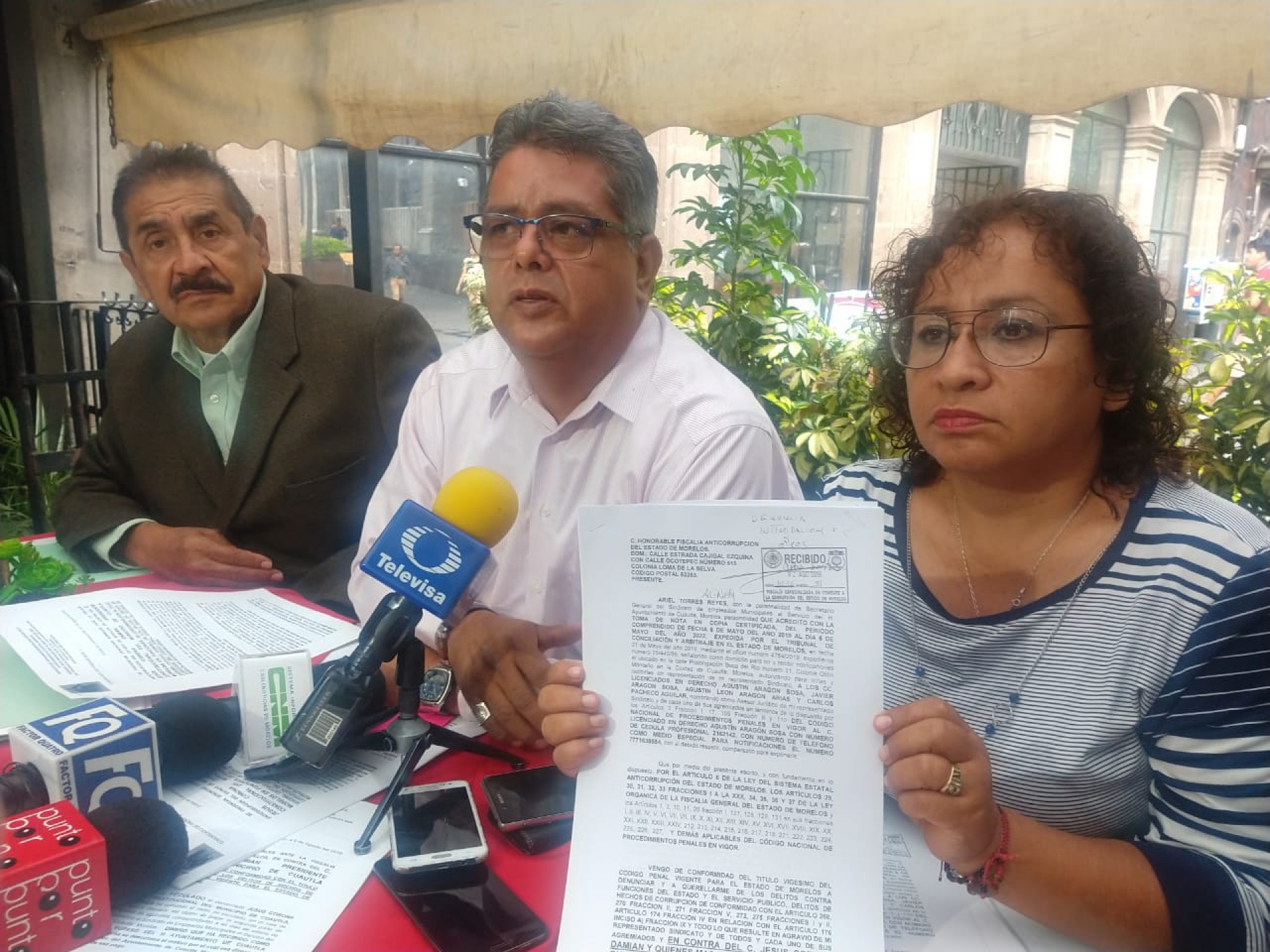 Trabajadores del Ayuntamiento de Cuautla denuncian al edil Jesús Corona ante FECC