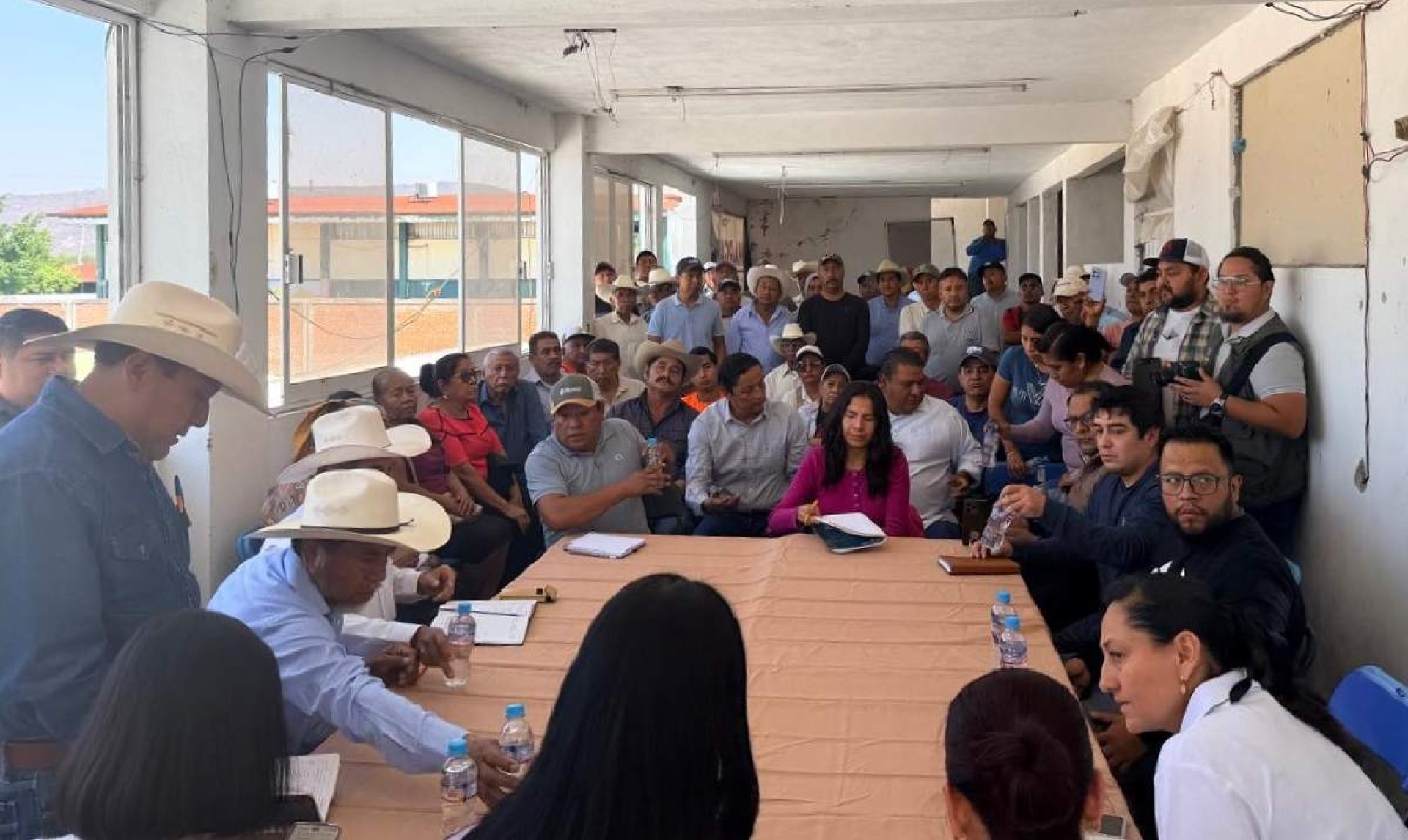 Acuerdan liberar pagos y ampliar acopio para productores de maíz en la región oriente