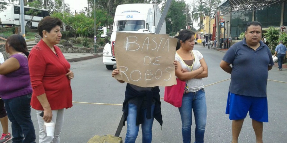 Protestan padres de familia por inseguridad y robos en escuelas; bloquean avenida