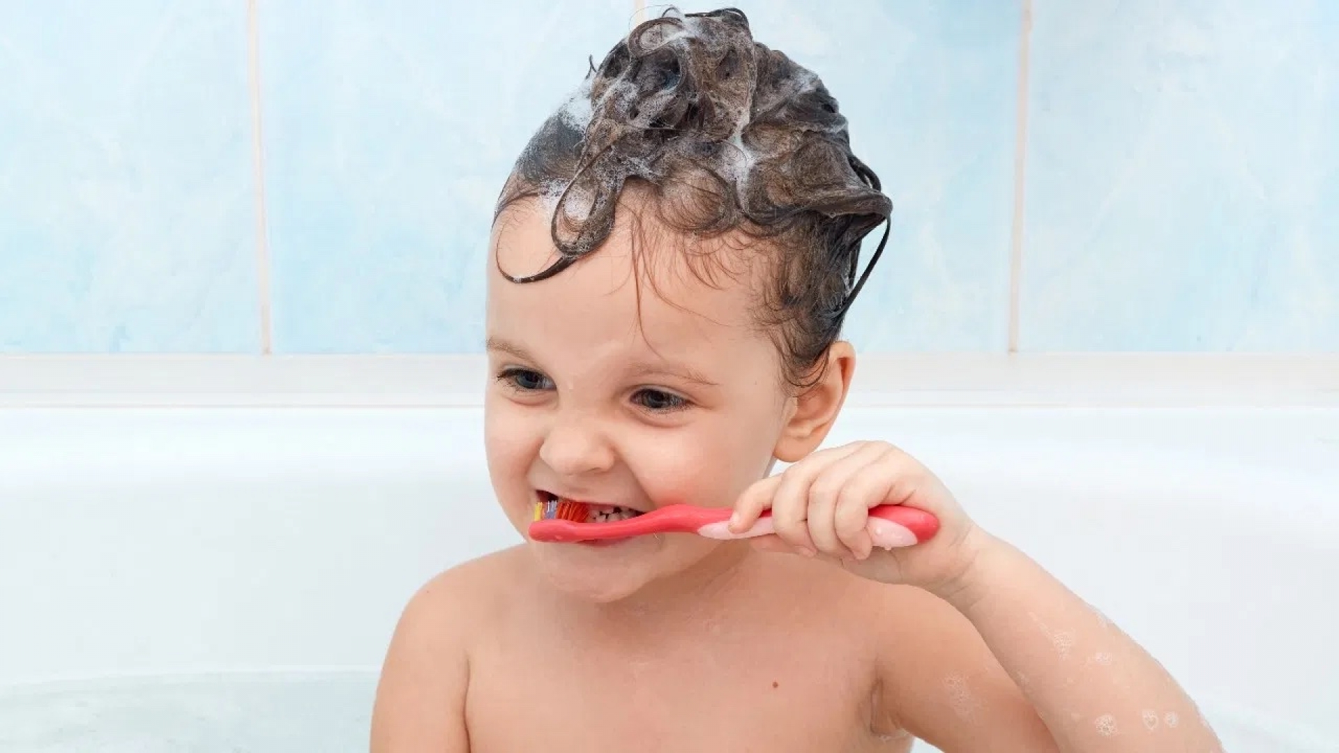 ¿A qué edad deben empezar a cepillar sus dientes los bebés?