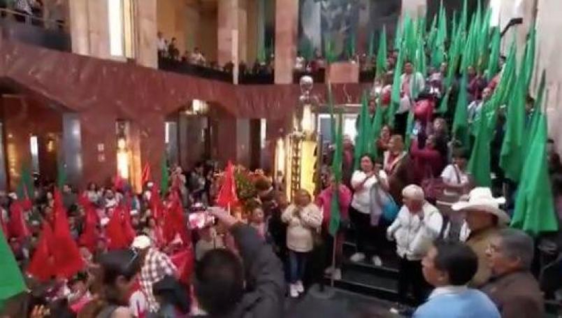VIDEO: Campesinos irrumpen en Bellas Artes para quemar pintura de Emiliano Zapata