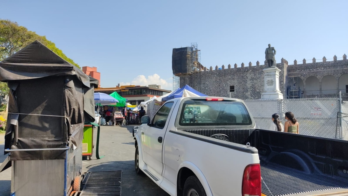 Retiran comerciantes puestos del 'tianguis navideño' en el centro de Cuernavaca
