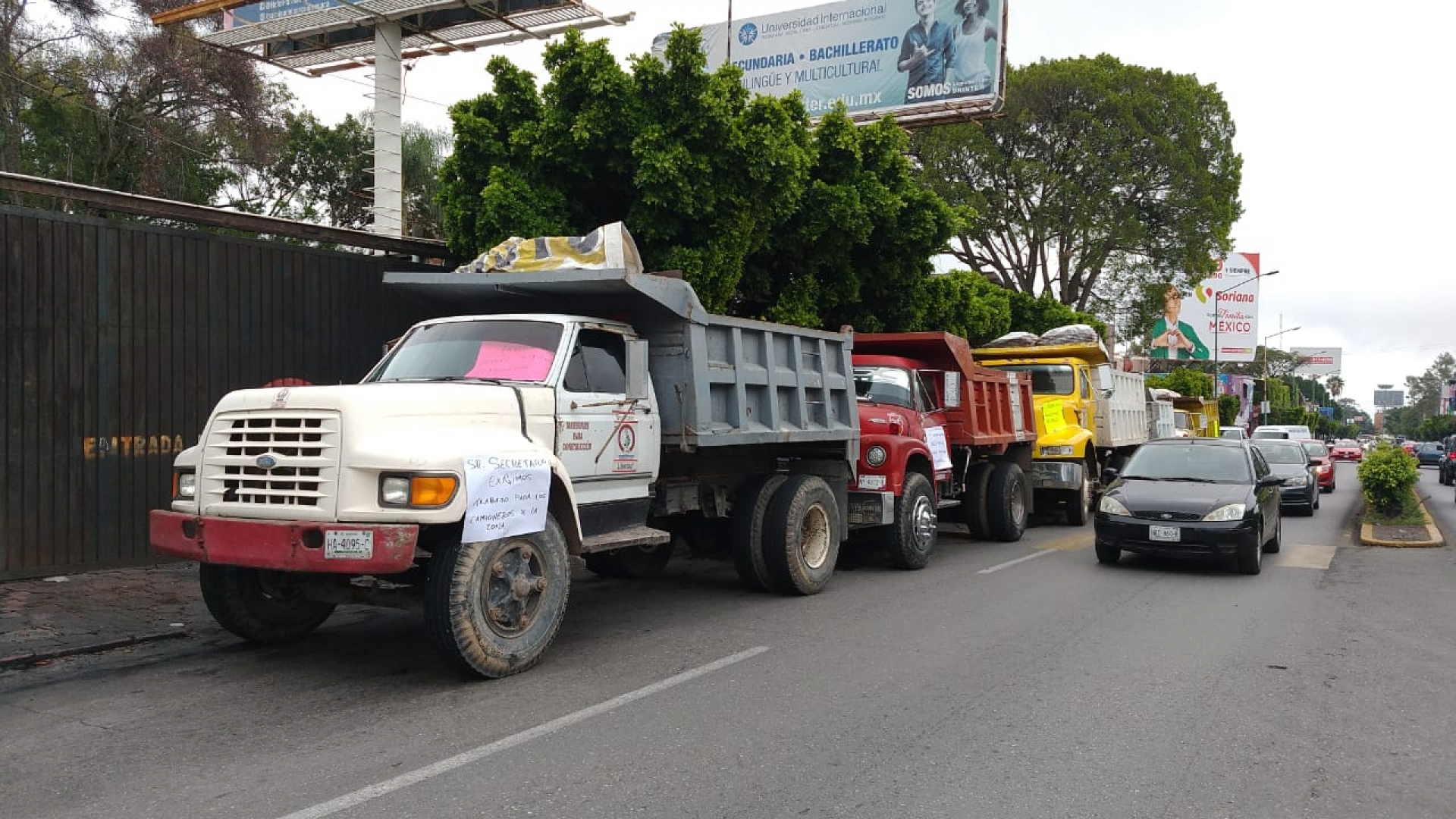 Transportistas se manifestaron ante la FGE; demandan asignación en obra