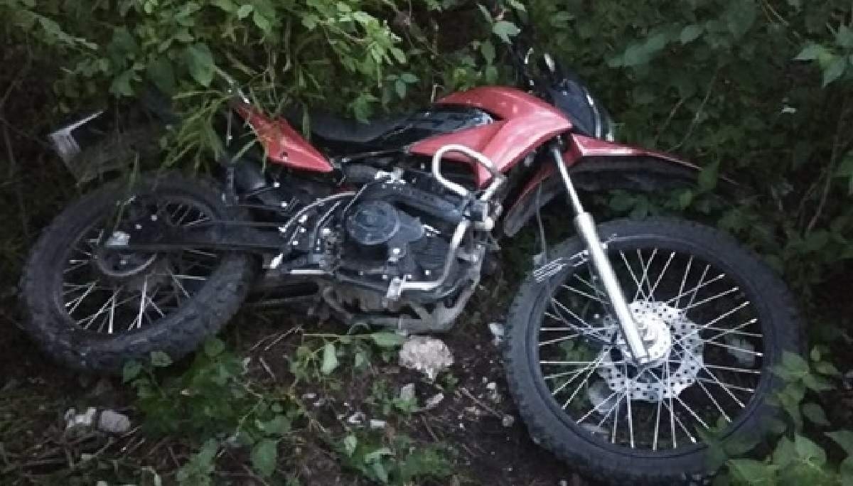 Abandonan una moto en el poblado de Galeana