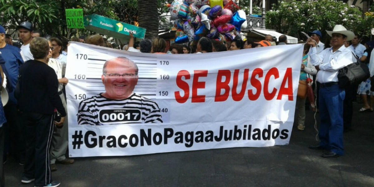 Continúan profesores jubilados sus protestas, por tercer día consecutivo; exigen pago de bono
